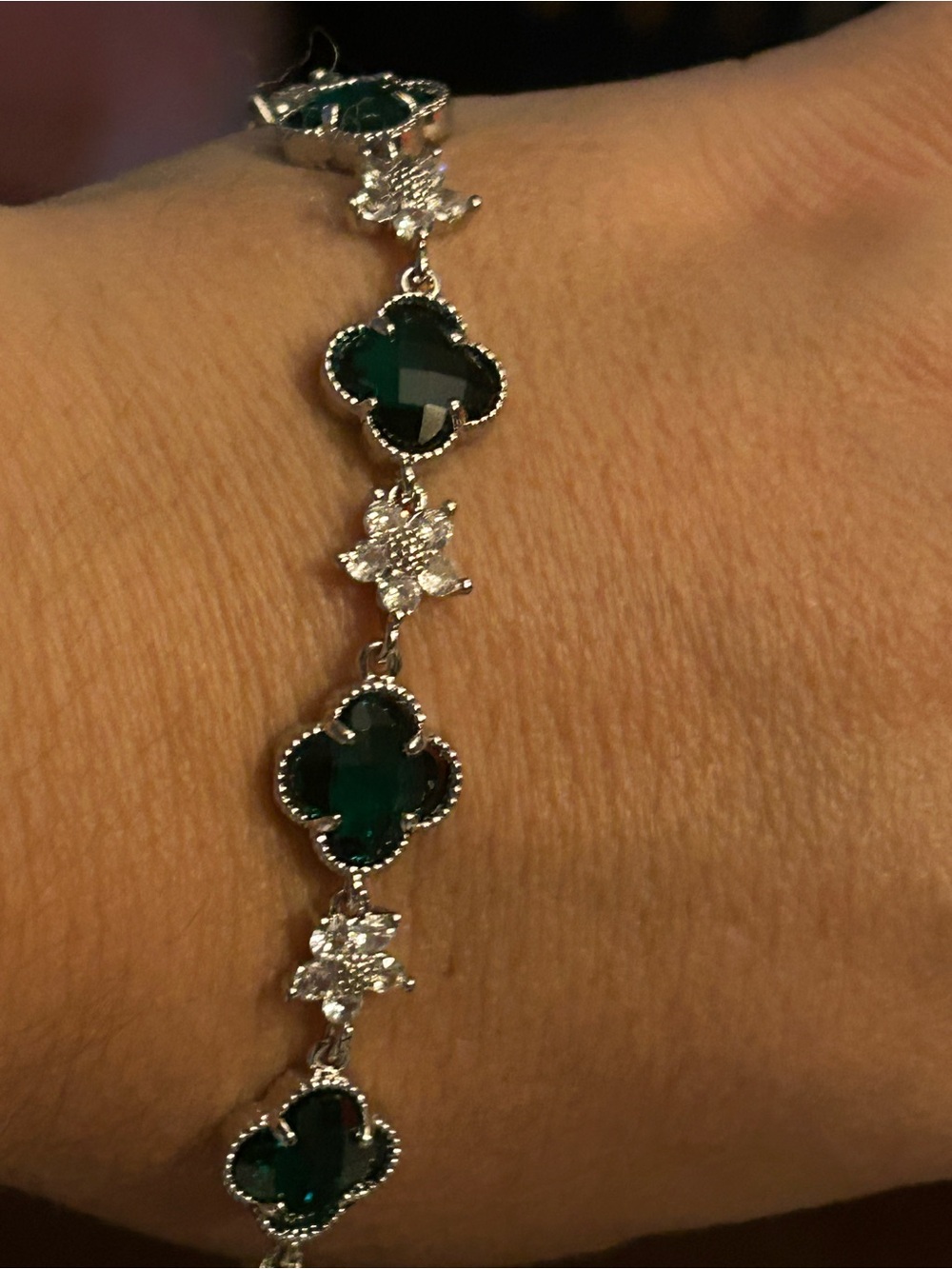 Green Clover Motif Women's Bracelet - Elegant Silver Tone
